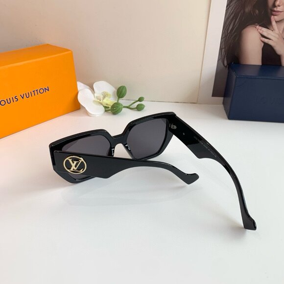 LV Classic Black Square Frame Sunglasses with Subtle Logo 👓 - Picture 6 of 8